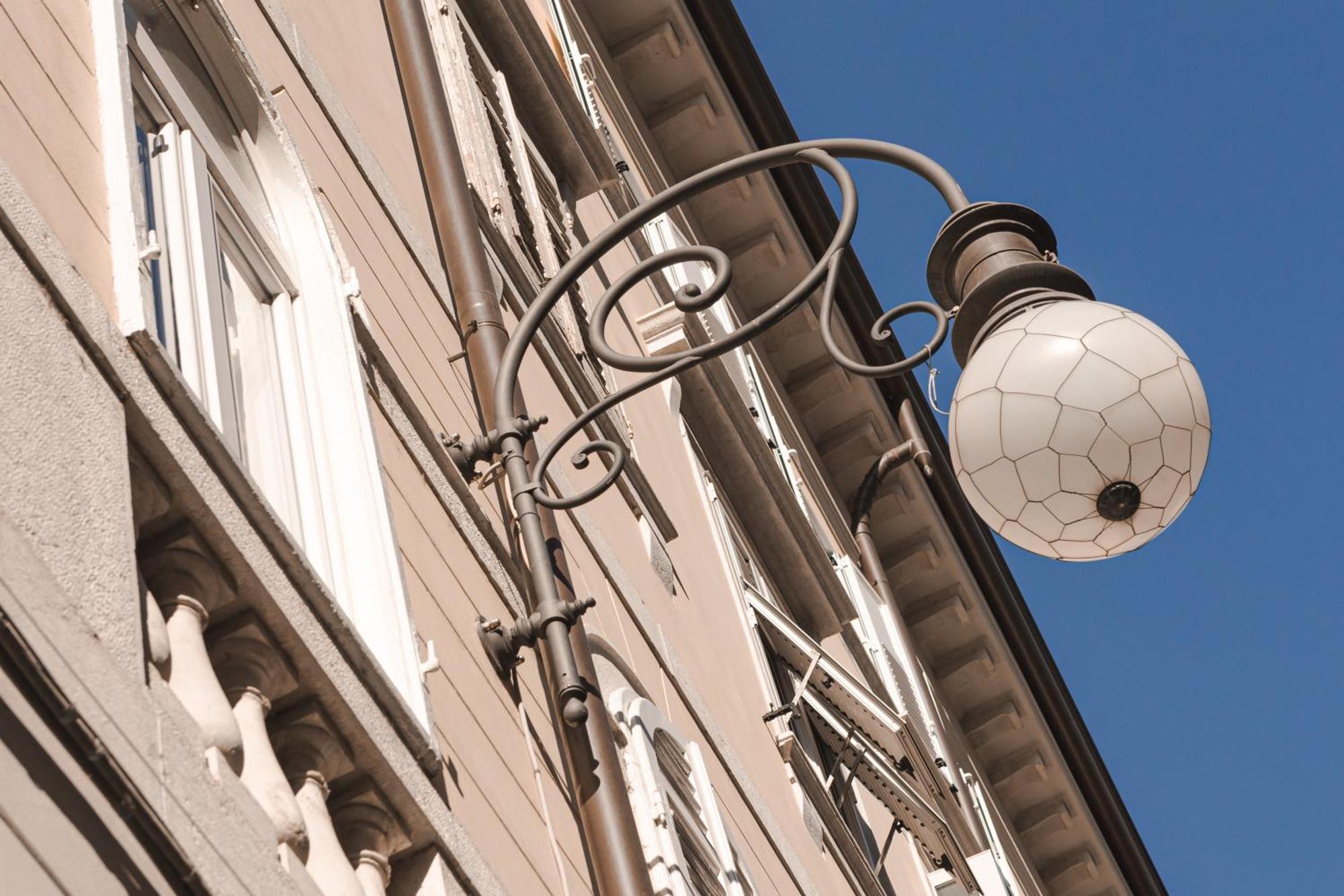 Mansarda Piazza Venezia Apartment ตรีเอสเต ภายนอก รูปภาพ